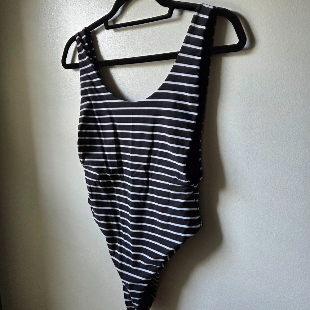 EUC LIKE NEW AERIE STRIPED LOW CUT SIDES AND BACK ONE PIECE SWIMSUIT SIZE M